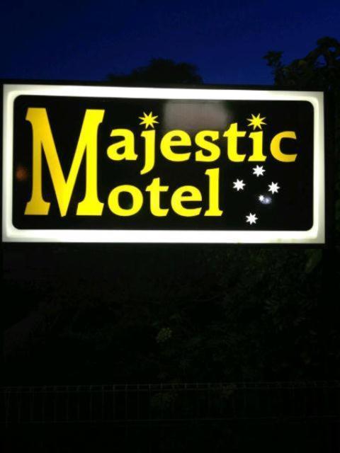 Majestic Motel Хоршам Экстерьер фото