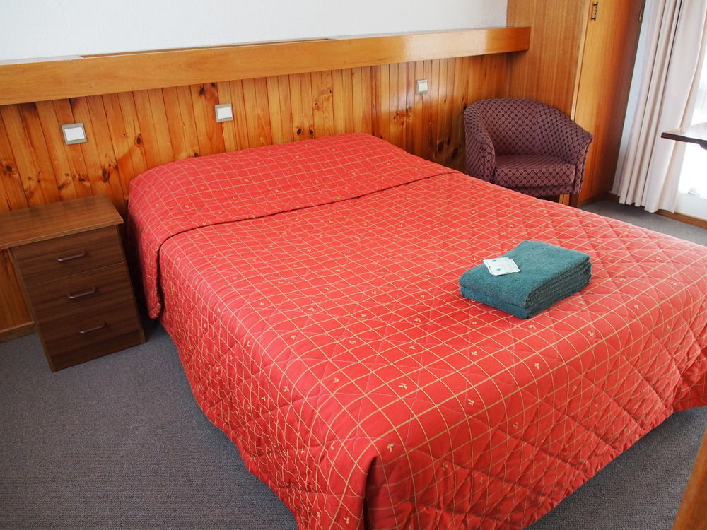 Majestic Motel Хоршам Экстерьер фото